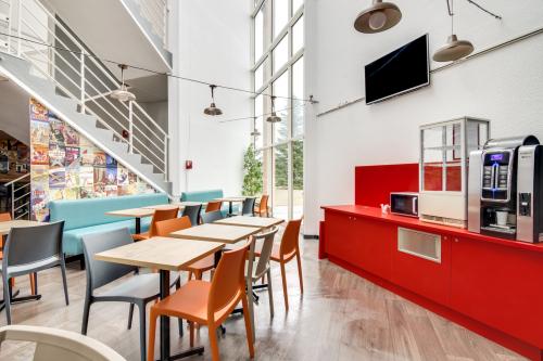 Hotel F1 Maurepas